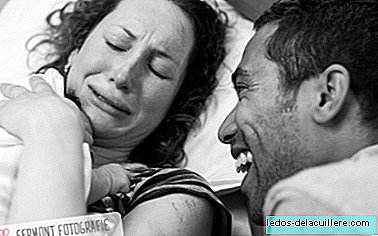 34 photos of that magical moment when parents first see their baby