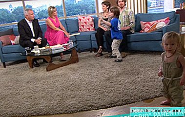 Eles vão à TV para falar sobre sua filosofia de educação natural e o garoto pula no sofá e a garota faz xixi no set