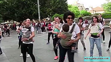 Cheer up the day: a flashmob of moms with their babies in backpacks dancing to the rhythm of "Despacito"