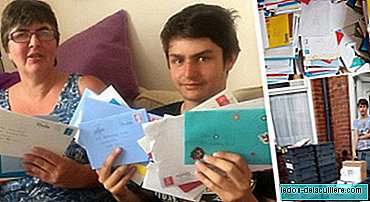 Melihat bahawa anaknya dengan autisme menghantar surat kepada dirinya sendiri untuk hari lahirnya, dia meminta bantuan: dia menerima lebih daripada 20,000 surat!