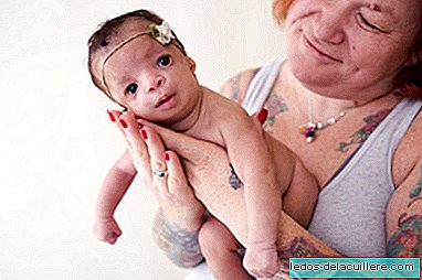 Ao vê-la, os pais adotivos rejeitaram o bebê e sua mãe biológica não hesitou em mantê-la.