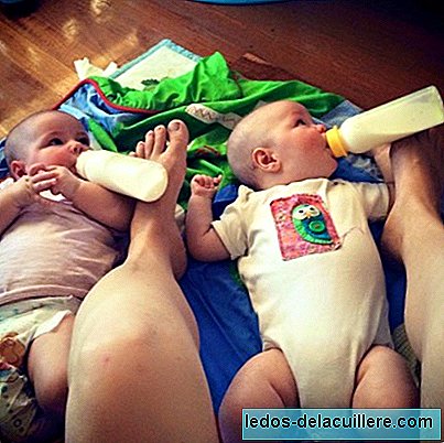 Nourrir des jumeaux est tellement compliqué que vous finissez par leur donner le biberon avec leurs pieds?