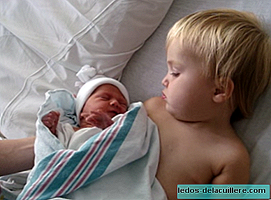 「ここにあなたの弟がいます」：新しい赤ちゃんに会う兄の9つのかわいいビデオ