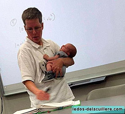 Ja ja Eine Lehrerin ermutigt ihre Schülerin, eine junge Mutter, ihr Baby zum Unterricht mitzunehmen