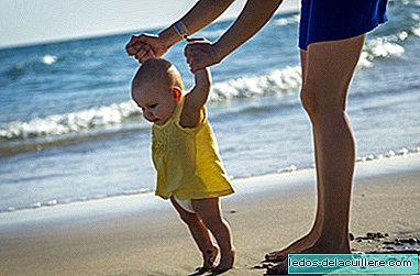 Babys, die auf Zehenspitzen laufen, eine Angewohnheit von Kindern, die anfangen zu laufen