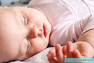 Kako pomagati dojenčku spati ponoči