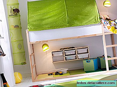 Wie man einen Bastelbereich und einen Platz für Spiele in einem kleinen Kinderzimmer schafft