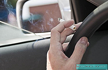 놀이터에서는 흡연이 금지되어 있지만 어린이가있는 차에서는 흡연이 불가능합니까?
