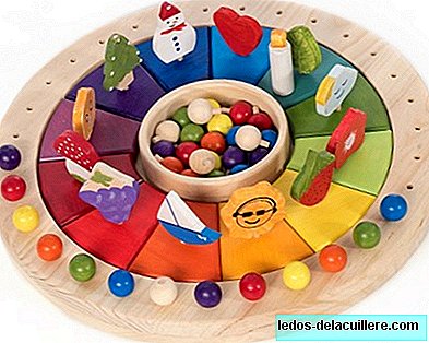 Làm thế nào để giải thích cho trẻ em thời gian trôi qua sử dụng lịch lấy cảm hứng từ Montessori