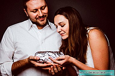 Tired of the pressure to be parents, they took a photo session with their baby: a burrito!