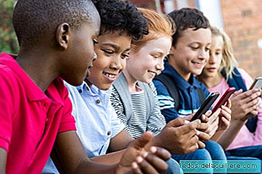 ما يقرب من 70 في المئة من الأطفال الذين تتراوح أعمارهم بين 10 و 15 سنة لديهم هاتف محمول ، وأكثر من الفتيات من الأولاد