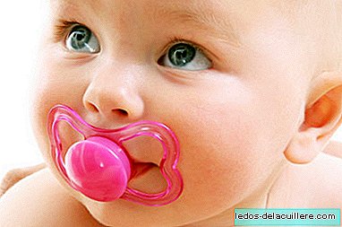 Sucking the baby's pacifier could help prevent allergies and asthma, but you better not do it: the AEP advises against it