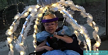 Kızınızın tekerlekli sandalyesini Cinderella'nın muhteşem şamandırasına dönüştürün ve prenses olma hayalini gerçekleştirin