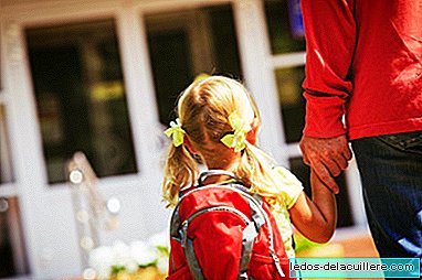 What is the maximum weight that children should carry in their backpacks and wheels to avoid injuries?
