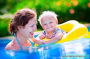 When to bathe the baby for the first time in the pool or at sea?