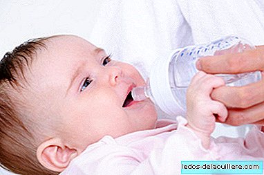 När börjar jag erbjuda vatten till spädbarn och hur mycket?