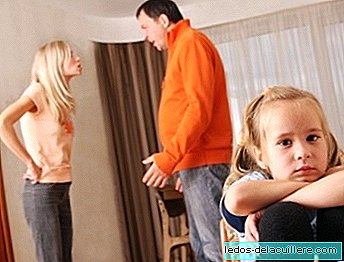 Quand la folie des parents divorcés se termine en faisant que leur fille communique sa première communion sous le contrôle d'un juge
