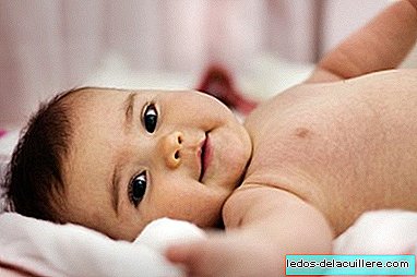 Quand les nouveau-nés sourient, est-ce juste une réflexion? La science teste ce que disent les livres