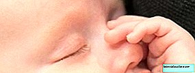 Quatro conseqüências importantes das crianças roendo as unhas e o que fazer para impedi-las de fazê-lo