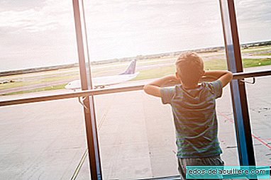 Opouští desetiletého chlapce zakotveného „přebíjením“ letu Air Air