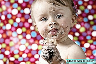 Fotografias deliciosas de "quebra de bolo" com o bolo de aniversário do bebê, você ousaria?