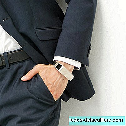 De designer et armbånd som overfører i sanntid til den fremtidige pappa bevegelsene til babyen hans i livmoren