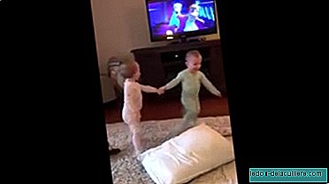 O vídeo adorável e engraçado de um par de gêmeos realizando sua cena favorita de Frozen