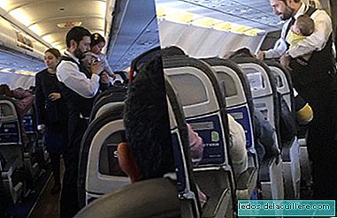Stjuardessi lahke žest, rahustades reisi ajal mitte ainult ühte, vaid kahte last