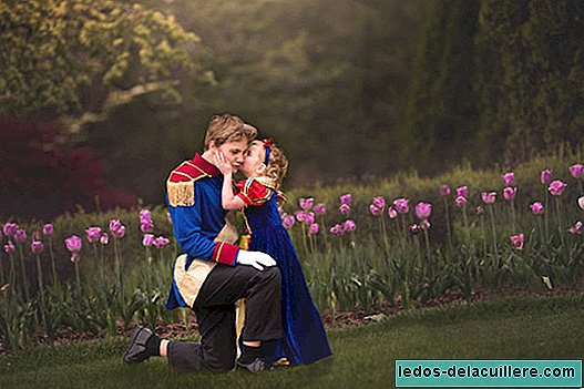 Die Liebe eines Bruders, wenn er sich als Prinz für ein Fotoshooting mit seiner kleinen Schwester verkleidet