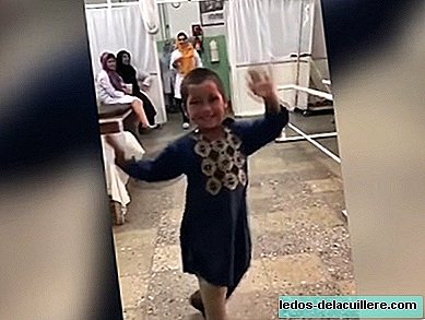 Taniec afgańskiego chłopca Ahmeda po otrzymaniu nowej protezy na nogę