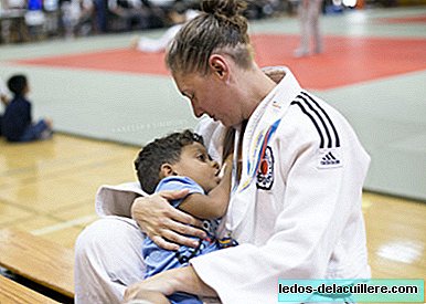 Momen indah di mana seorang judoka merawat bayinya yang berusia 2 setengah tahun dalam kompetisi penuh
