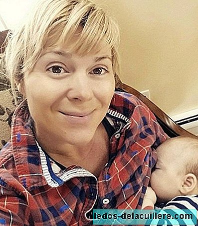La "brealfie" d'une femme qui allaite un bébé: mais ce n'est pas son fils, c'est son neveu
