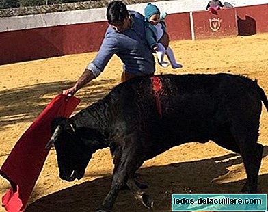 De Ombudsman van Andalusië spreekt zich uit op de foto van Francisco Rivera die vecht met zijn dochter in zijn armen