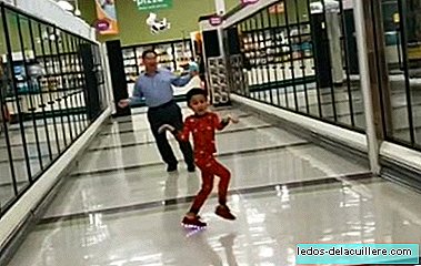 Der lustige Tanz eines Großvaters mit seinem Enkel in einem Supermarkt, einen Tag bevor das Kind operiert wird