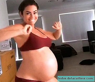 La danse amusante d'une maman enceinte de 40 semaines en forme pour provoquer le travail