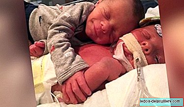 O abraço de apoio emocional entre gêmeos onze dias após o nascimento