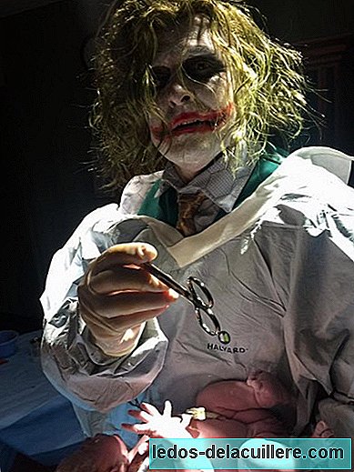 Der Gynäkologe, der an Halloween-Abenden als Joker verkleidet an einer Lieferung teilnahm