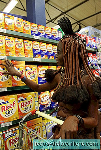 The incredible moment in which a mother of a tribe and her baby go to a supermarket to buy food