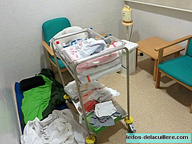 病院で赤ちゃんの世話をしている母親のとんでもない出産：袋で寝ている