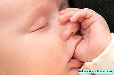 Позитивна сторона смоктання пальця та кусання нігтів: захищає від алергії