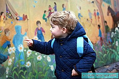 Prins George tittar på hans första dag i daghem