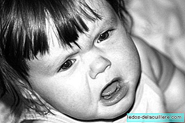 Le danger de laisser votre enfant pleurer dans la crèche: sortez en souffrant une chute terrible