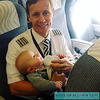 Vzácny detail pilota: pomáhal matke cestovať so svojimi štyrmi deťmi