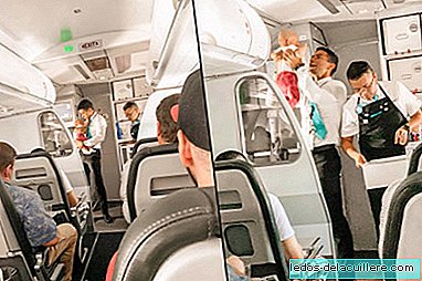 ท่าทางที่มีค่าของพนักงานต้อนรับบนเครื่องบินซึ่งช่วยให้เด็กทารกที่สงบนิ่ง