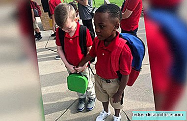 Cenny gest 8-letniego chłopca, pocieszający partnera autyzmem podczas pierwszego dnia szkoły