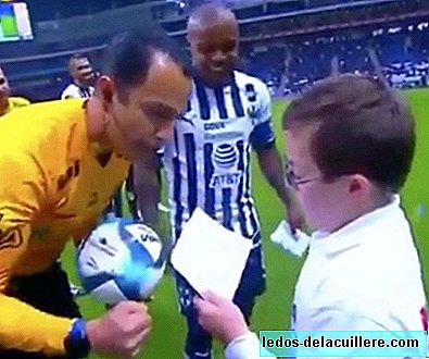 Den dyrebare gestus fra en fodbolddommer, der støtter et barn med Downs syndrom, der vil begejstre dig