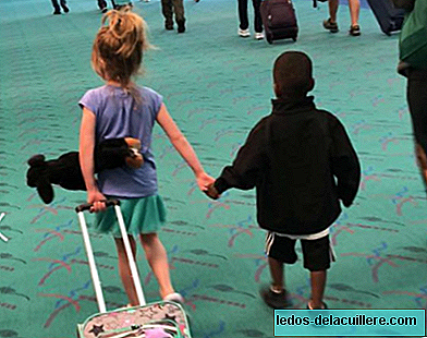 A linda mensagem, por trás de uma fotografia, que duas crianças estão dando depois de se conhecerem em um avião