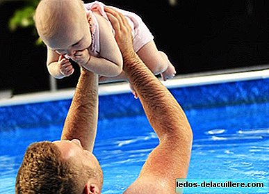 Baby's first bath in the pool: nine tips