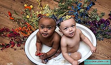 Den första födelsedagen till tvillingar med olika hudfärg som också är regnbågefödda barn