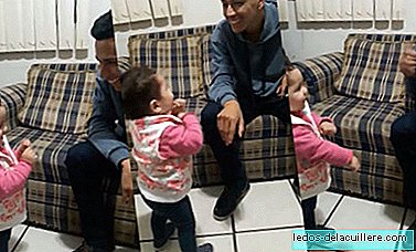 La vidéo tendre d'une fille essayant de parler en langue des signes avec son père sourd
